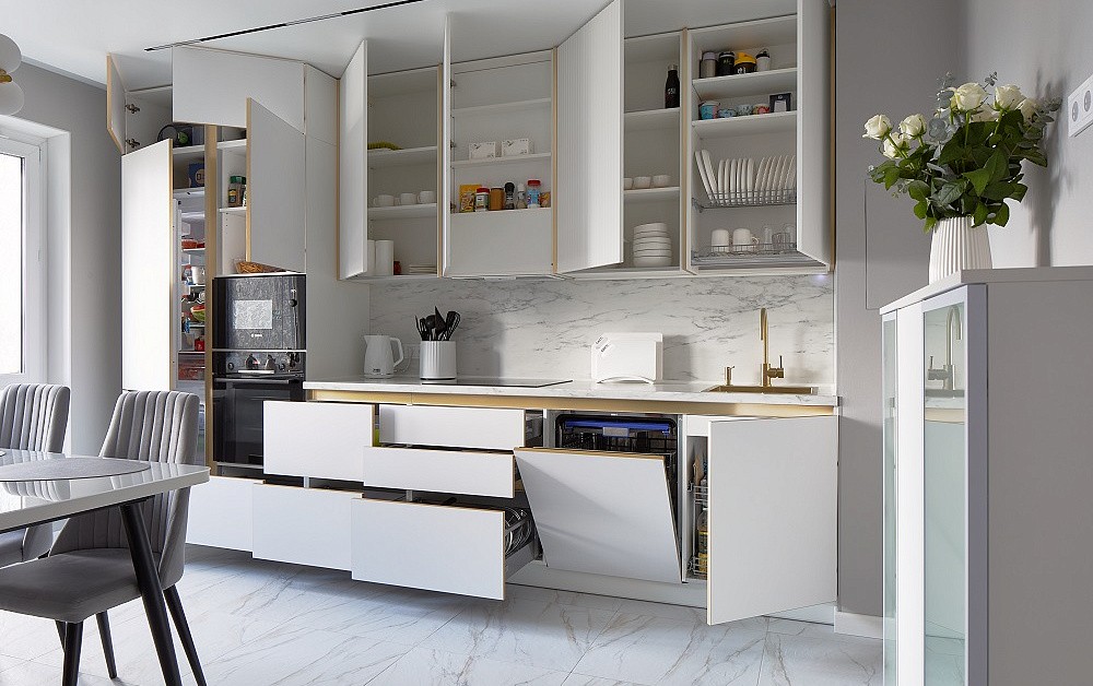 Белоснежная кухня с золотой фурнитурой