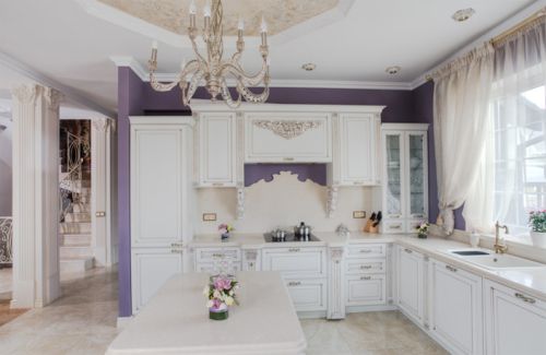 Угловая кухня с окном