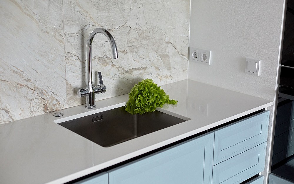 Воздушно-небесная кухня с чёрными акцентами