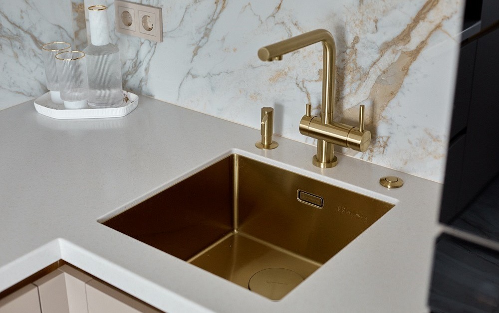 Роскошная песочная кухня с мраморно-золотыми акцентами