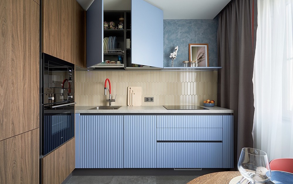 Природная кухня с вертикальной фрезеровской на фасадах