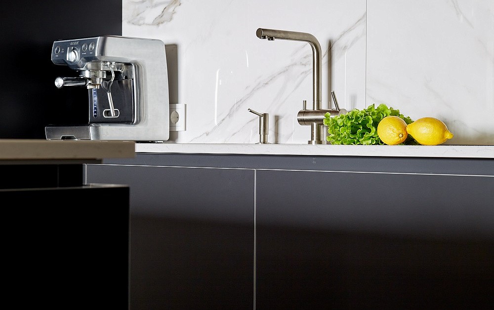 Брутальная кухня с древесными акцентами