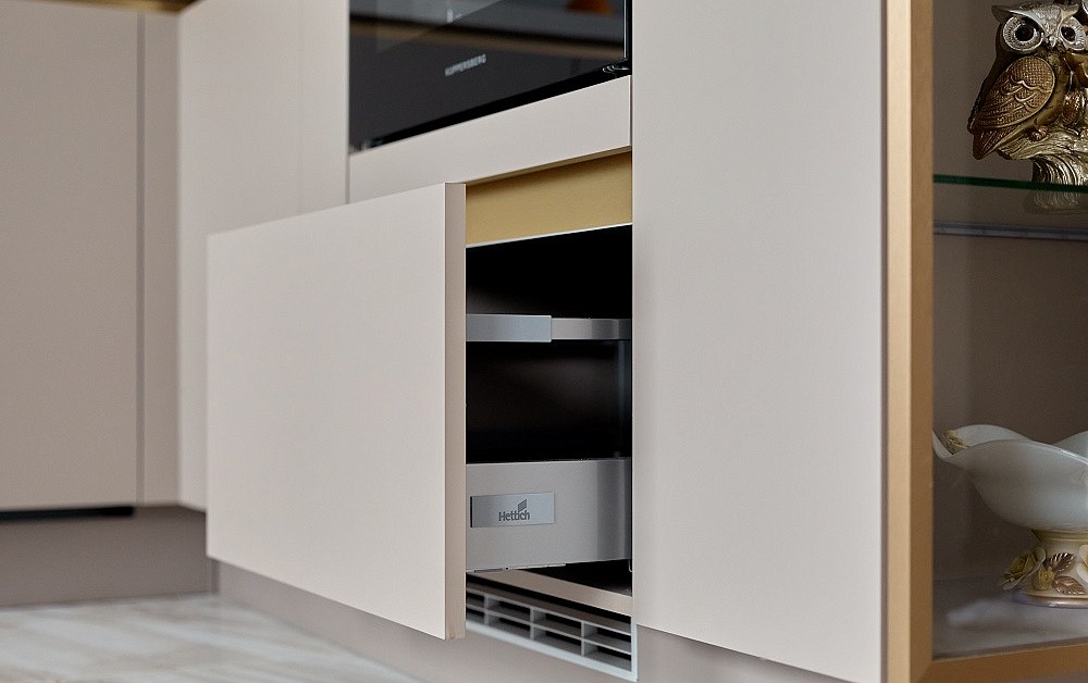 Роскошная песочная кухня с мраморно-золотыми акцентами